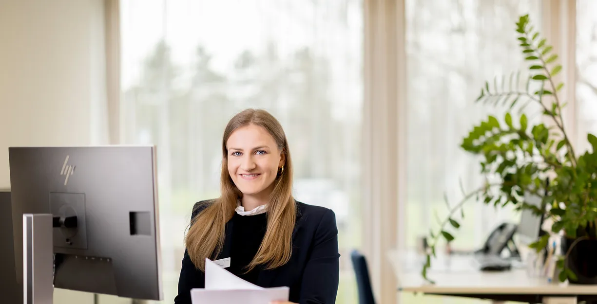 Elena Wiedmer am Arbeitsplatz