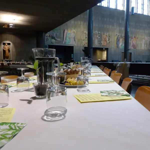 Multikulturelles Abendmahl – am Tisch der St. Karli Kirche haben alle einen Platz