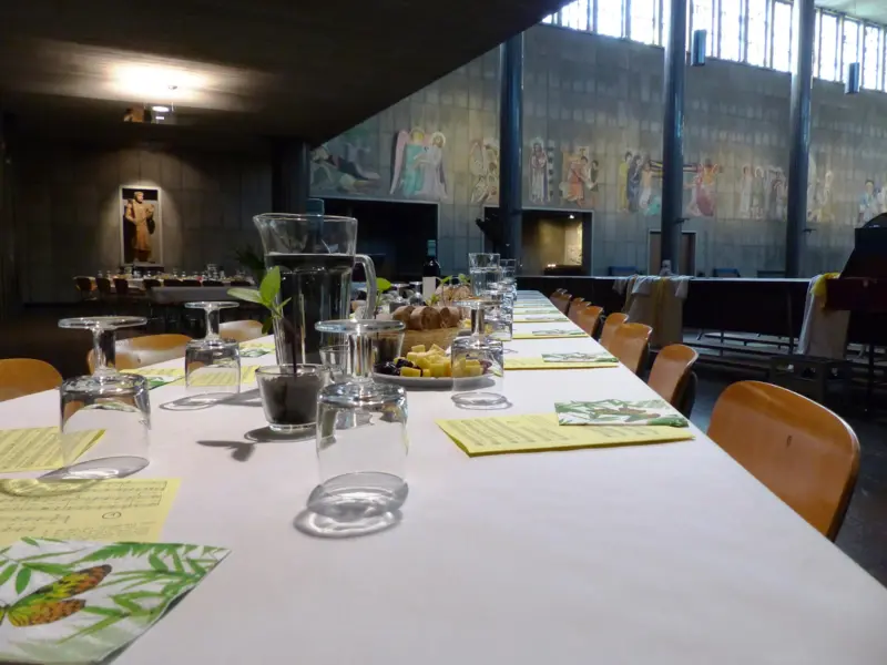 Multikulturelles Abendmahl – am Tisch der St. Karli Kirche haben alle einen Platz