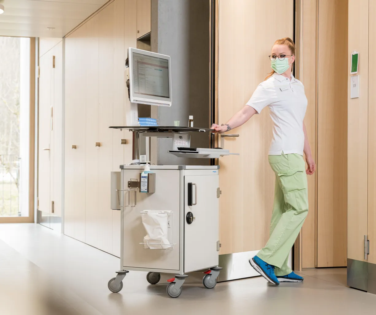 Pflegefachfrau mit Pflegewagen