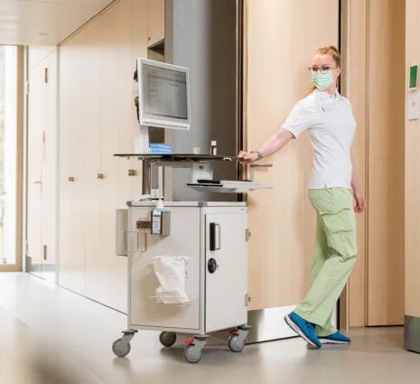 Pflegefachfrau mit Pflegewagen