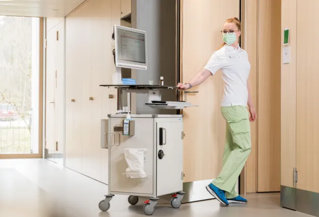 Pflegefachfrau mit Pflegewagen