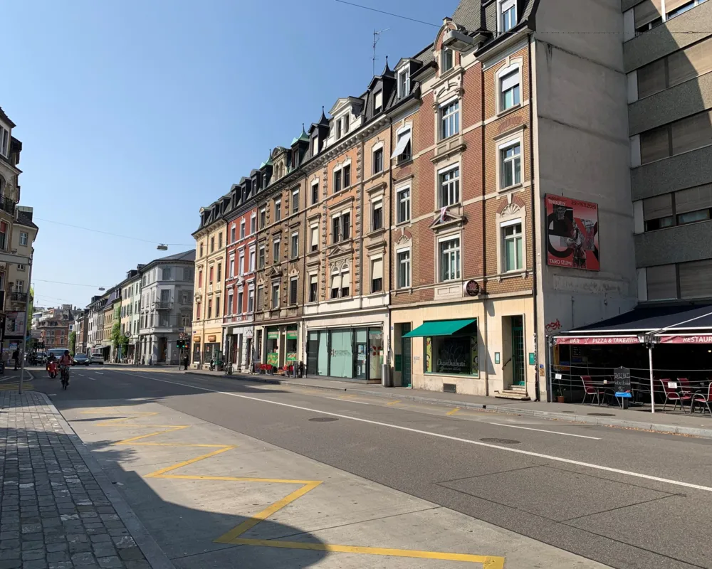 Die Feldbergstrasse hat Charakter und sorgt rund um die Uhr für Vergnügen.