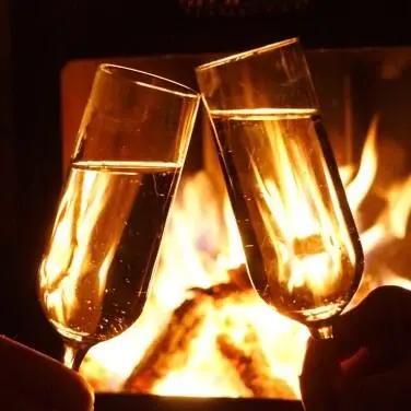 Apéro und Gespräche am Sommernachtsfeuer
