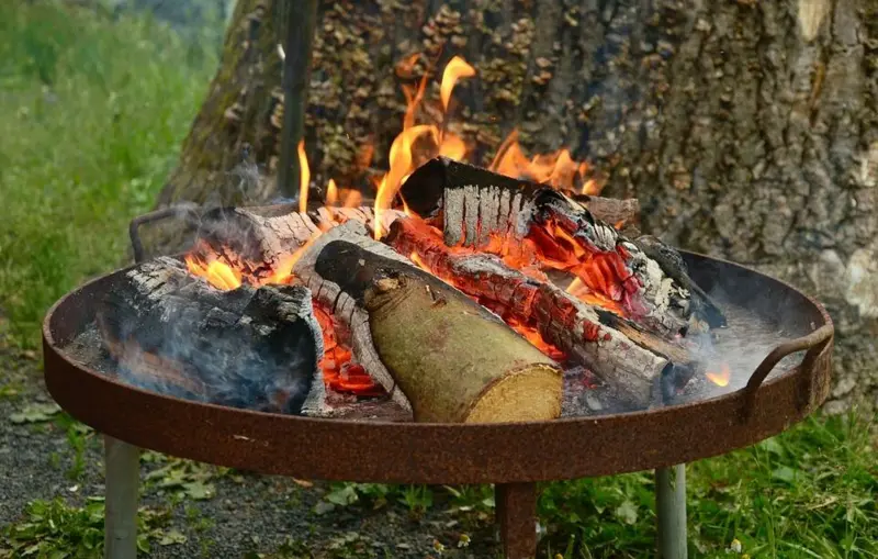 Feuerschale auf dem Vorplatz in Würenlos