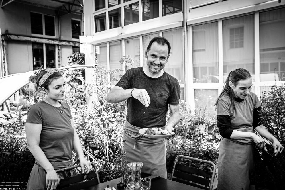 Andreas Seiler (Mitte) und seine Mitarbeiterinnen Clea Reo (links) und Nadine Kohler legen im Bio Bistro Wert auf grösste Qualität.