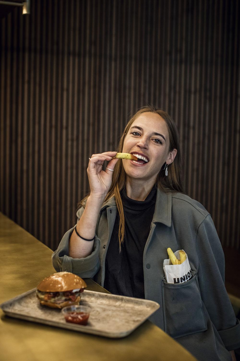Bei der Brand Managerin laufen die Burger-Konzepte zusammen. Die 32-Jährige hat im Laufe ihrer Auslandsaufenthalte eine grosse Affinität zu diesem beliebten Schnellgericht entwickelt.