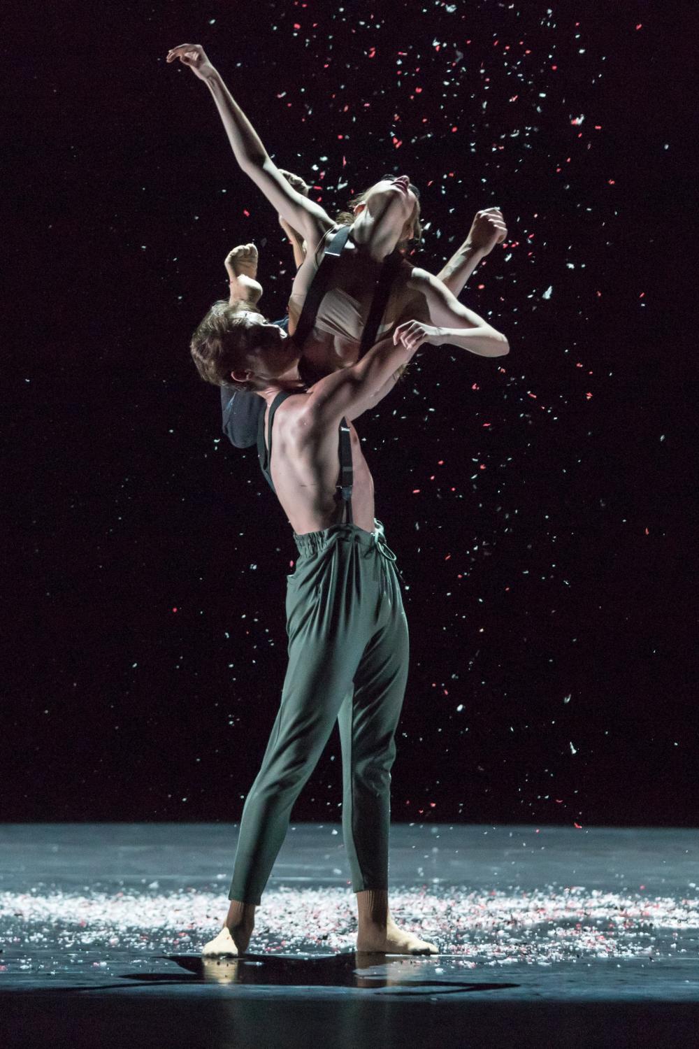 Tanz, Körperkunst und Magie auf der Bühne – Amyra Badro und Matei Holeleu in «Golden Insomnia» von Jorge García Pérez