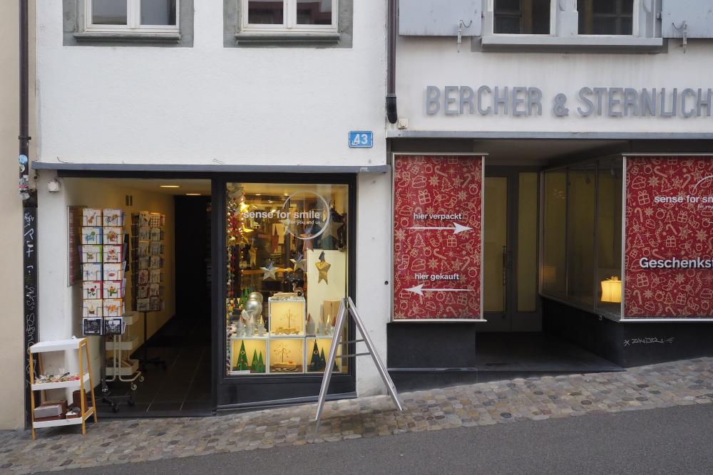 Links Sense for Smile, rechts die Geschenkstation im ehemaligen Modellshop-Geschäft Bercher & Sternlicht.