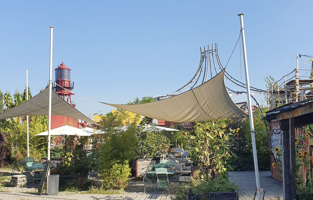 Im Holzpark Klybeck gibt es eine Sauna, eine Künstlerresidenz, Ateliers, verschiedene Bars, sowie ein grosses Food-Angebot.