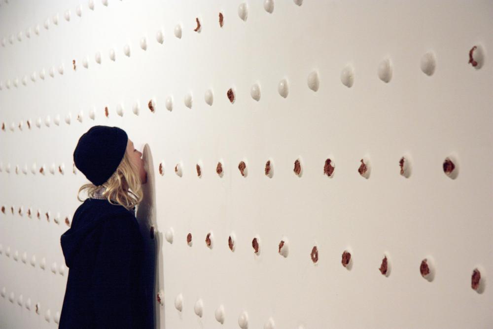 Elizabeth Willing, Installationsaufnahme der interaktiven Arbeit Goosebump, 2011 - fortlaufend Pfeffernüsse und Zuckerguss, variable Masse