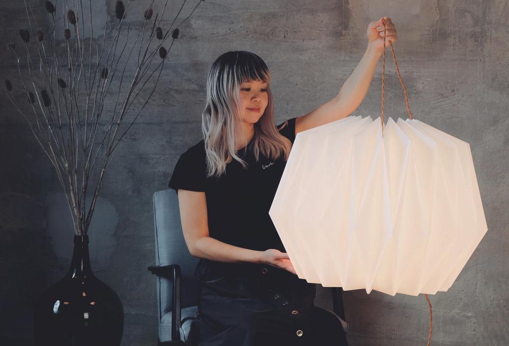 Lampendesignerin Jintana Wesseling kreiert mit ihrer Marke «Gunti Wesseling» Papierlampen.