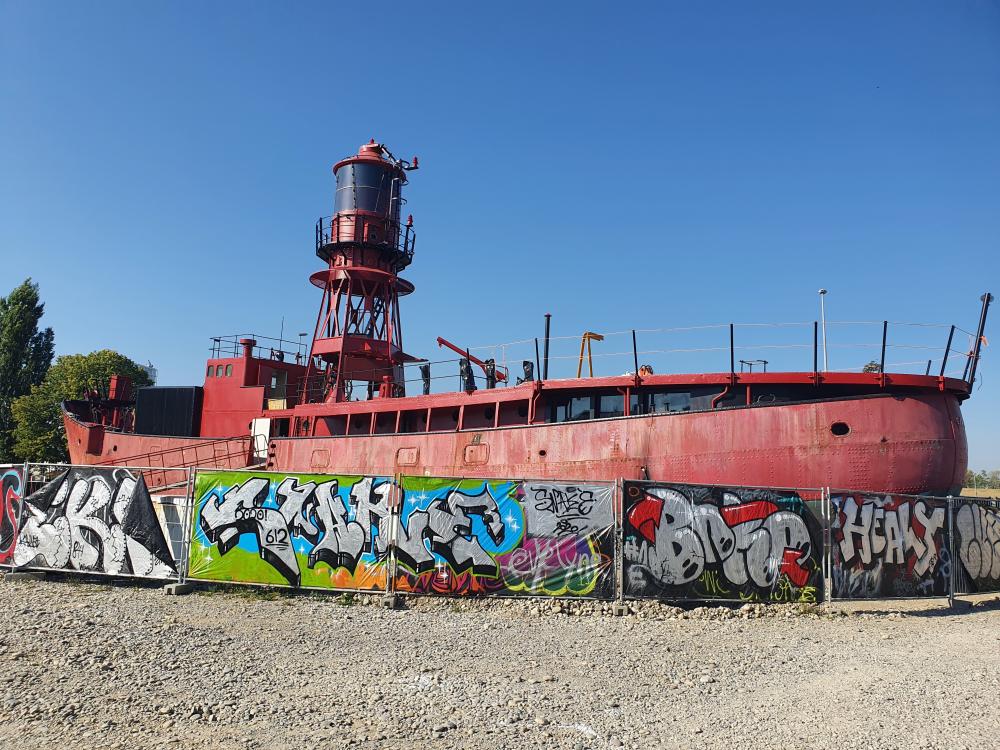 Mit dem grossen, roten, eingebuddelten Schiffskoloss namens Gannet hat der Holzpark Klybeck im wahrsten Sinne des Wortes einen Leuchtturm erhalten.