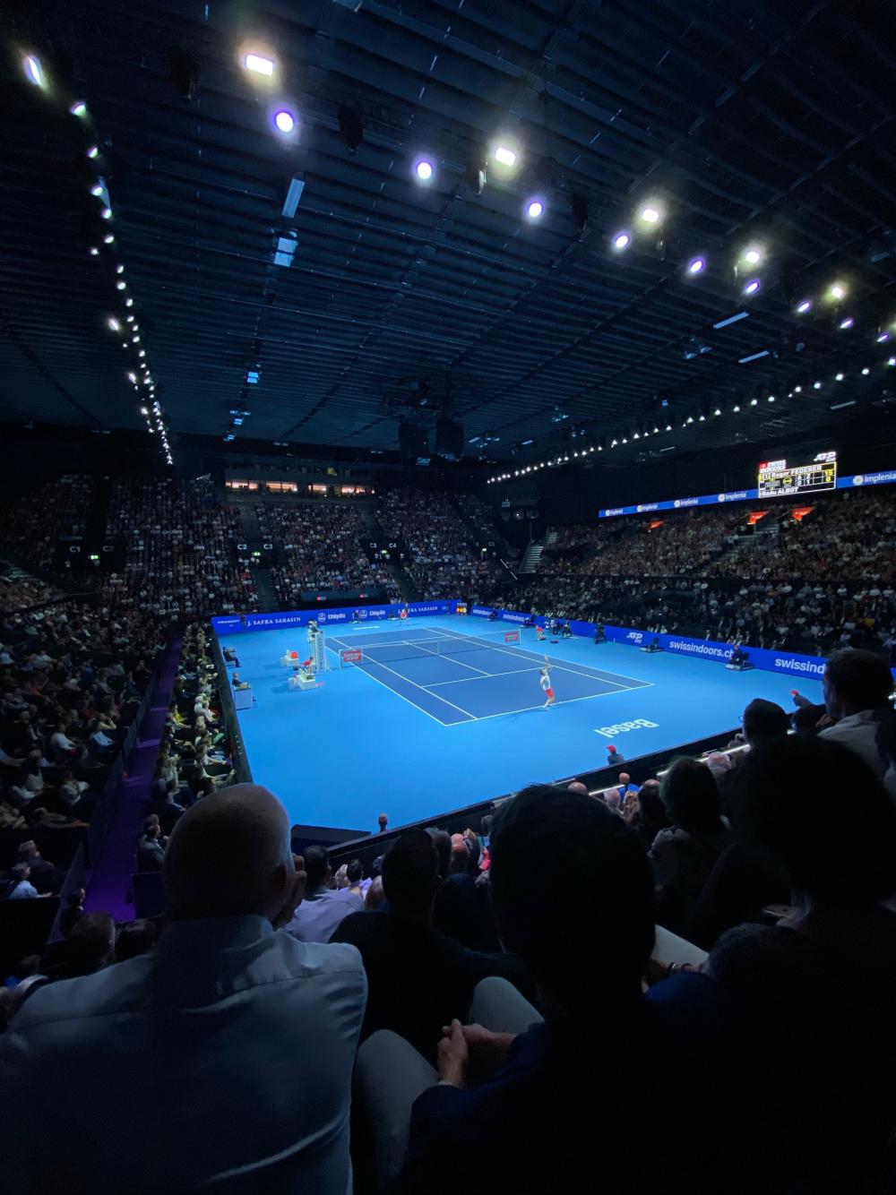Während das Schweizer Unternehmen Rado mit Hightech-Diamanten im Tennisdorf auf sich aufmerksam macht, besticht Roger Federer als Schweizer Tennis-Diament auf dem Court.