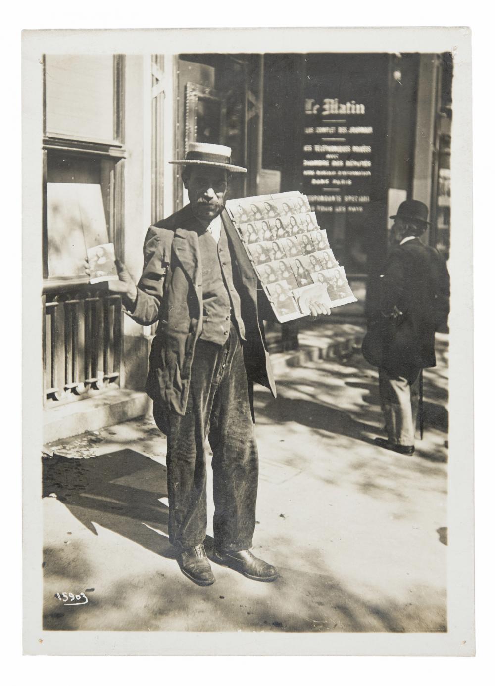 Postkarten-Verkäufer in Paris, 1911.