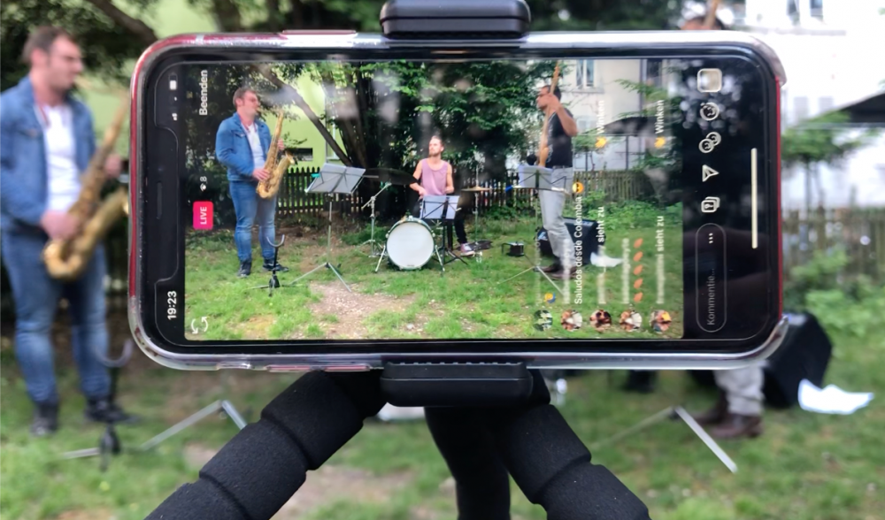 Mitten im Hof – und gleichzeitig per Live-Stream bei dir zuhause
