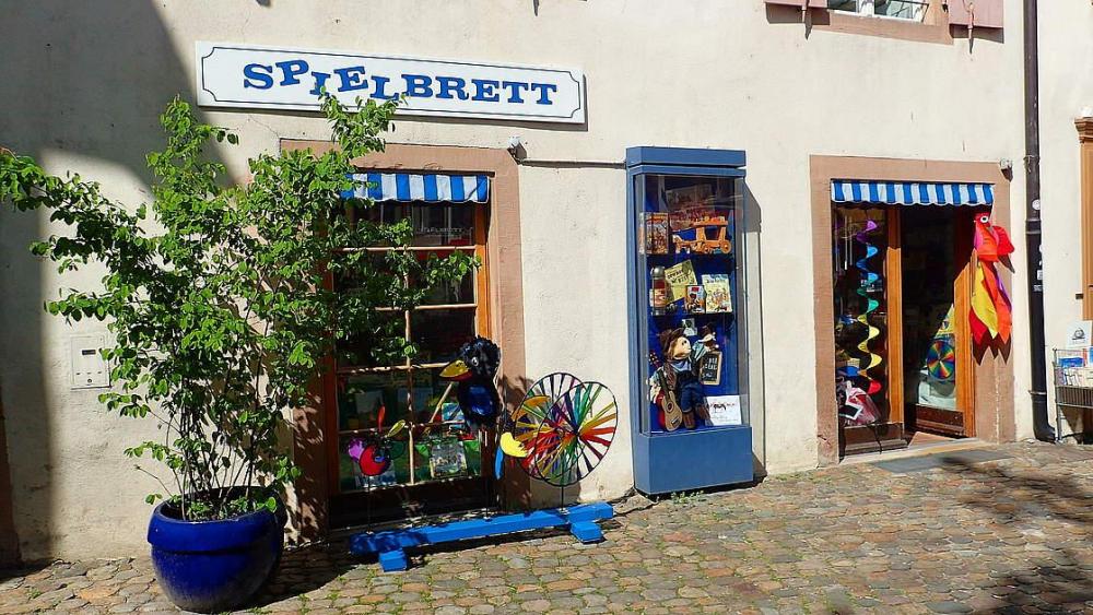 Auch rund um den Andreasplatz, einem der ruhigsten und lauschigsten Örtchen der Stadt, triffst du viele kleine Schatztruhen an, wie beispielsweise das Basler Traditionsgeschäft ﻿Spielbrett﻿.