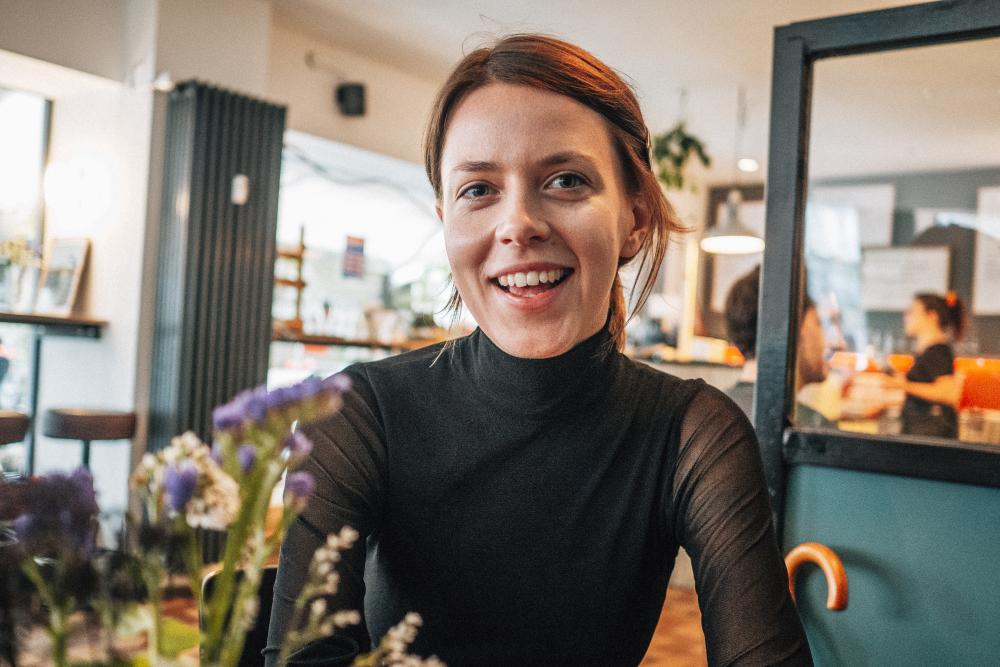 Die polnische Filmemacherin Katarzyna Iskra in ihrem Lieblings-Café «Frühling» im Matthäus-Quartier.