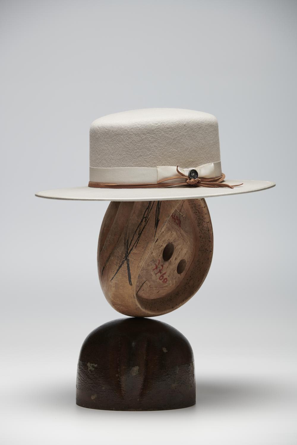 Schwarz Modes | Atelier Risa – Handmade Hats