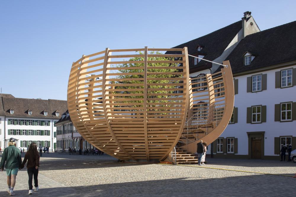 Arena für einen Baum - begehbare Kunstintervention von Klaus Littmann, Münsterplatz Basel, 2021, präsentiert von KBH.G