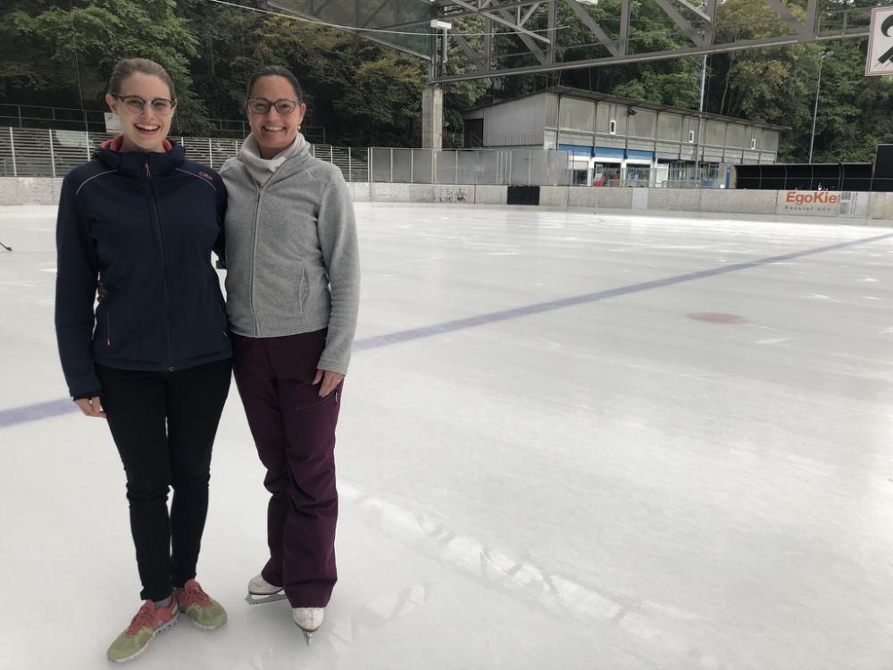 Für Carmen Bühler (links) und Annekäthi Lutz (rechts) gibt es nichts Schöneres als eine blank polierte Eisfläche. Eine Begeisterung, die ansteckt. 