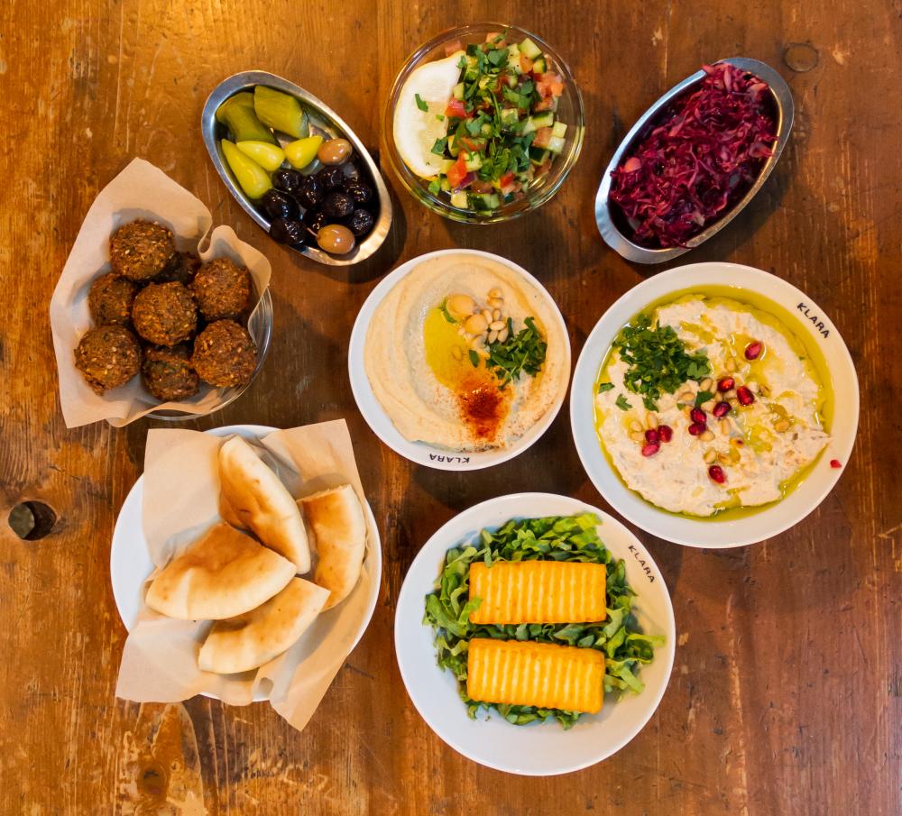 YoYa bringt dir die vielfältige israelische Küche mit viel Herz und Hummus ins Haus.
