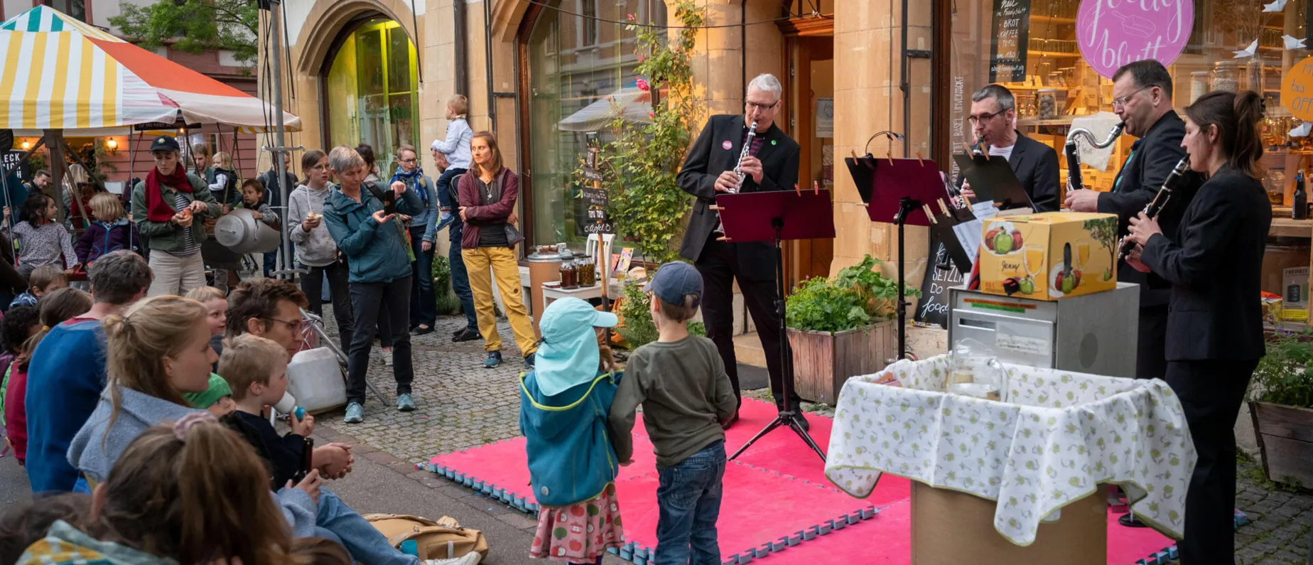 Der Anlass Quartierkultur fand am Freitag (29.04.22) an unterschiedlichen Orten im Quartier St. Johann in Basel statt. Foto: Flurin Bertschinger