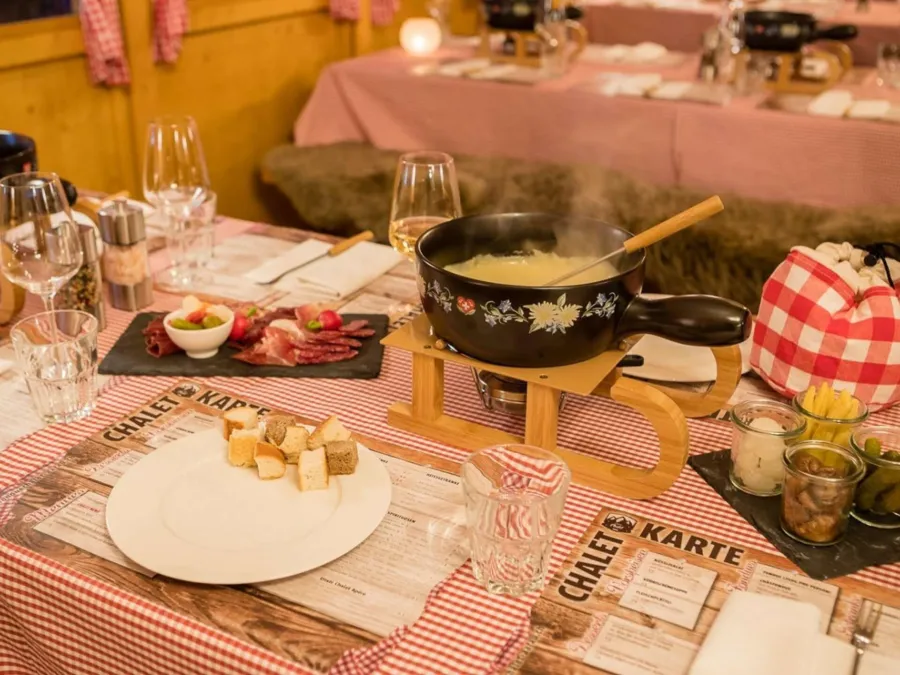 Gluschtig und stimmungsvoll: Rooftop Fondue Chalet im Zollhuus