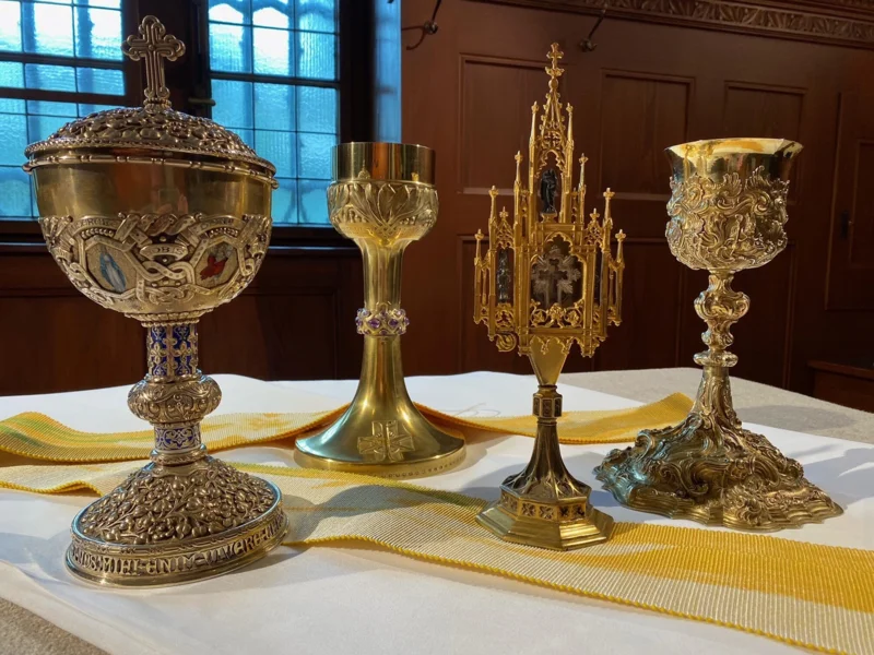 Liturgische Gewänder und Gegenstände