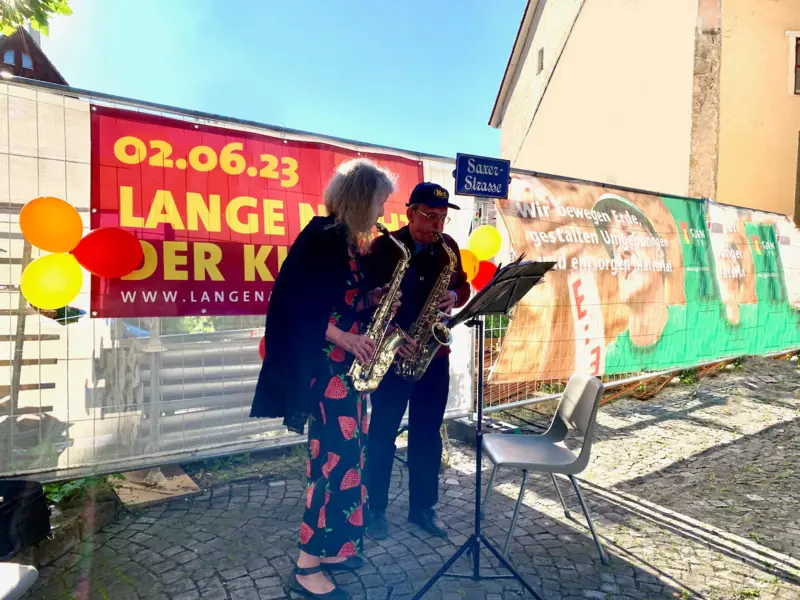 Apéro draussen vor der Kirche mit Saxophon-Unterhaltung von Willy Kenz