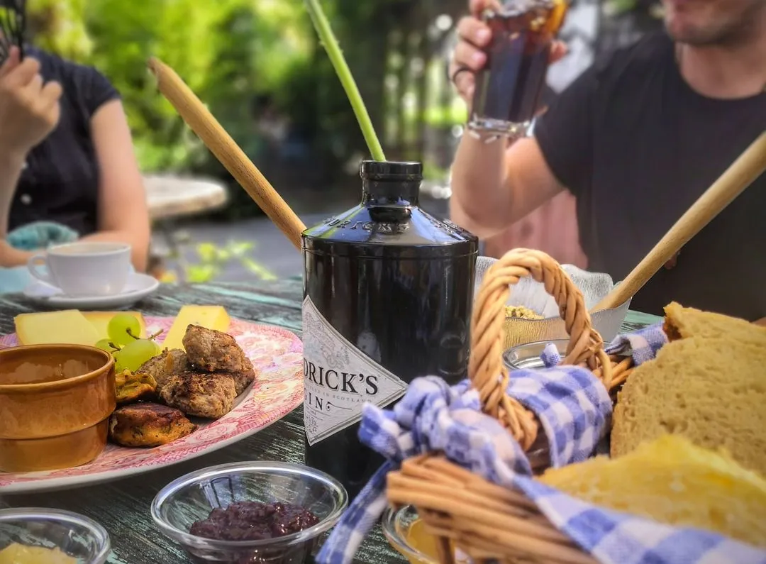 Leckeres Frühstück in kunstvollem Ambiente: Möglich wird's am Hafen bei Patschifig.