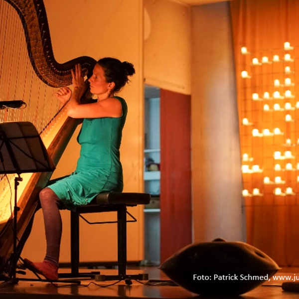 Geschichte und Musik vor der Lichterwand