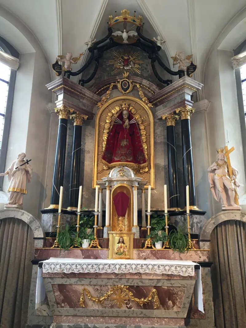 Kleiderpracht der Muttergottes