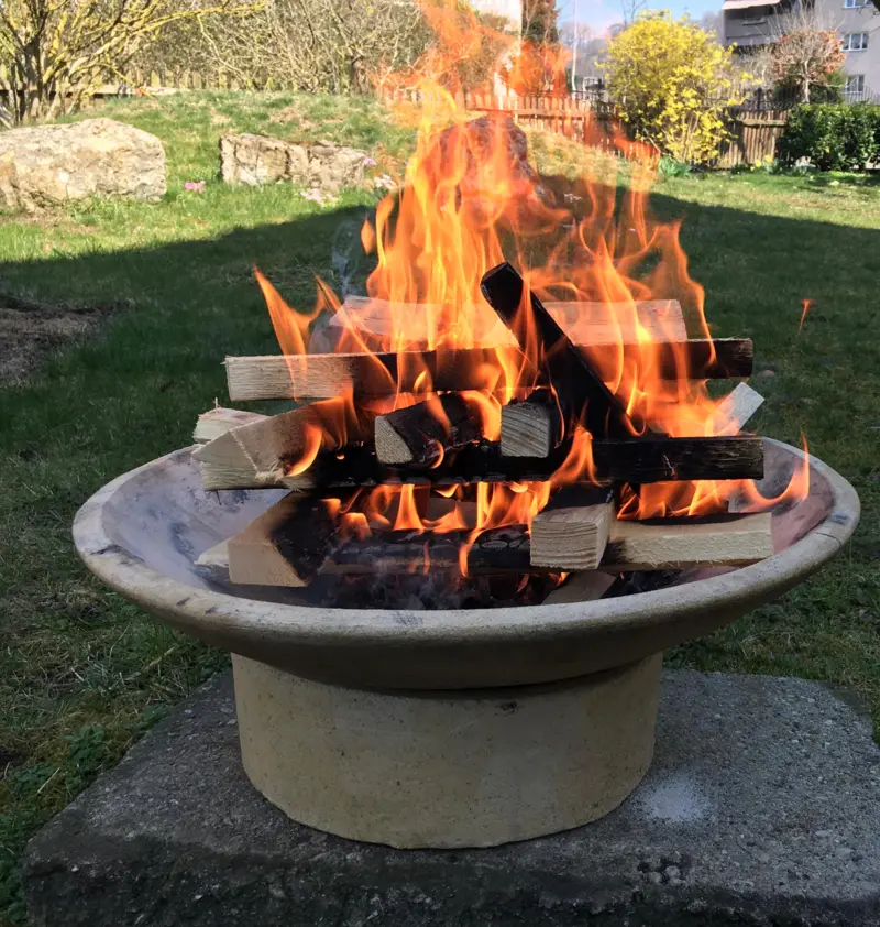 Essen und Gemeinschaft am Feuer