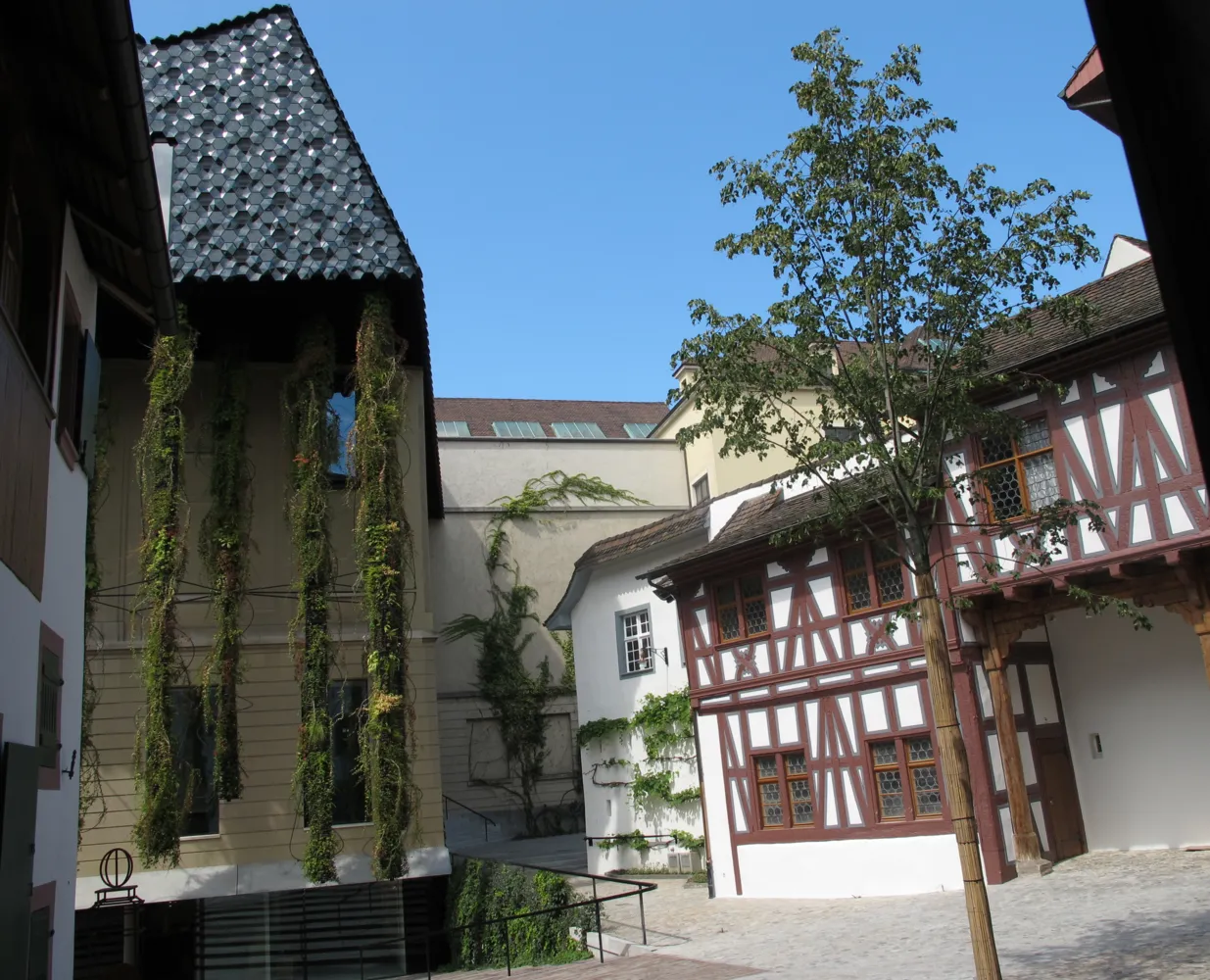 Blick in den Innenhof des Museums mit dem Museumsgebäude.