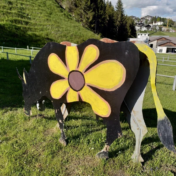 Kinder malen Kühe an