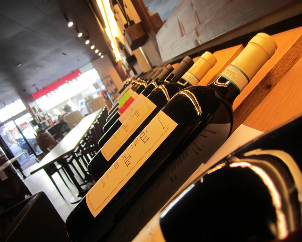 Weinflaschen und Verkaufsraum