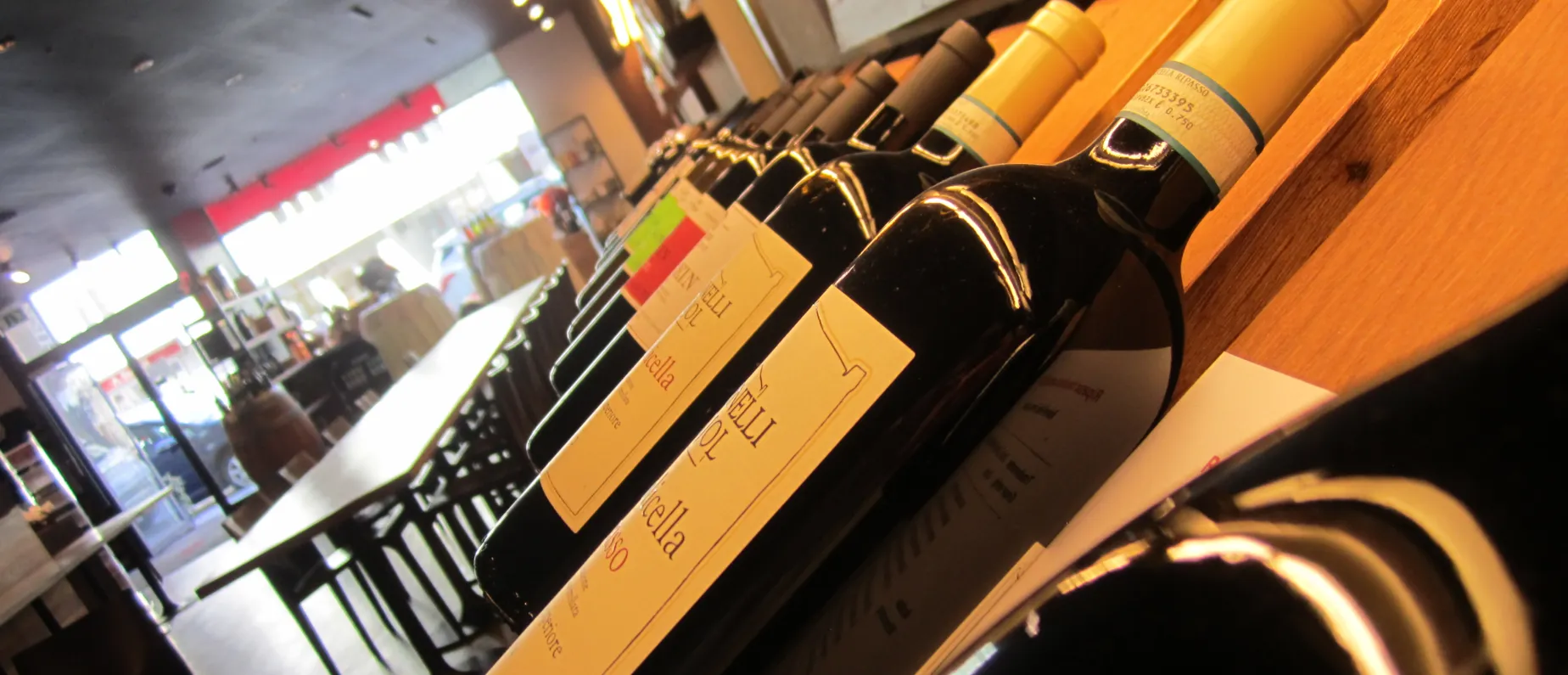 Weinflaschen und Verkaufsraum