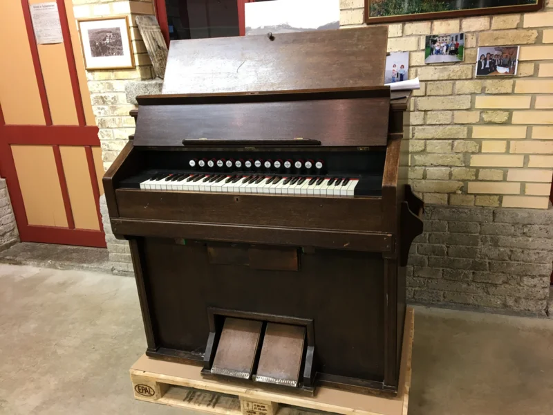 Das alte Harmonium erklingt wieder !