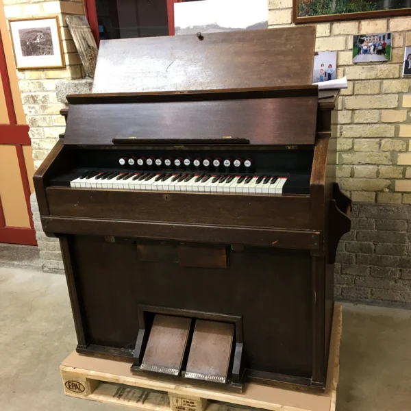 Das alte Harmonium erklingt wieder !