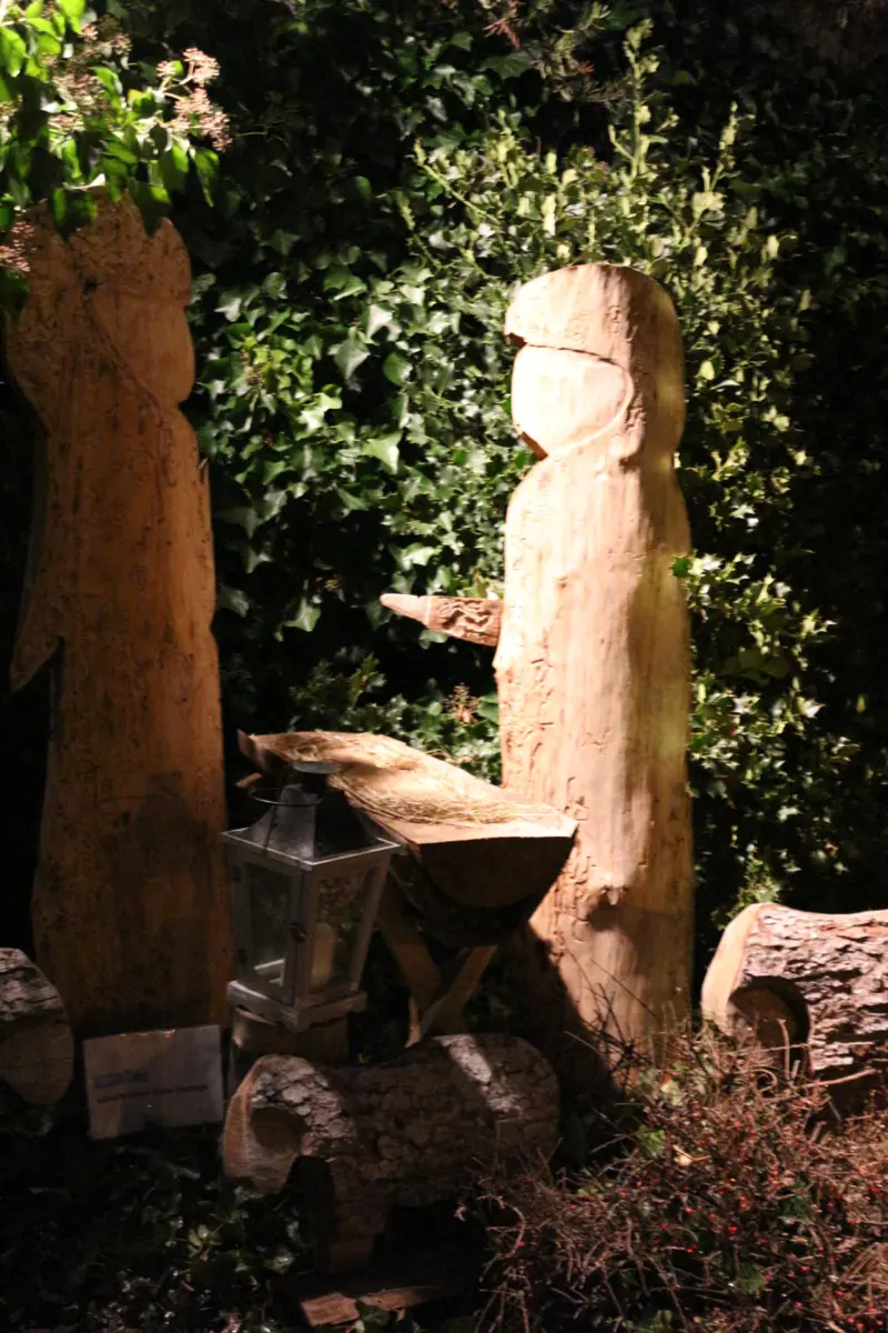 Eine Holzskulptur entsteht