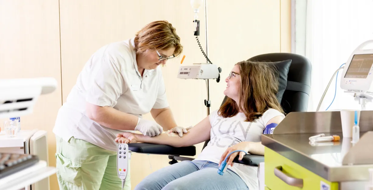 Gaby Freiermuth behandelt eine Patientin