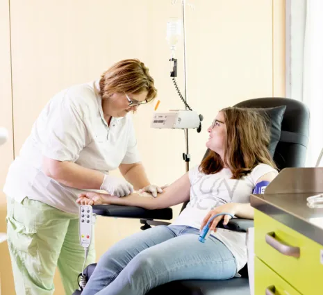 Gaby Freiermuth behandelt eine Patientin