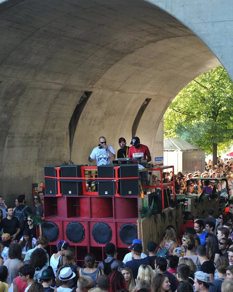 Dem Beat durch die Strassen folgen