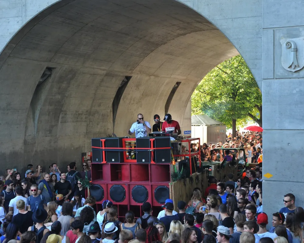 Dem Beat durch die Strassen folgen