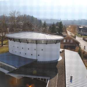 Blick vom Turm auf die Kirche