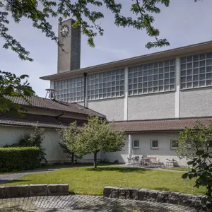 Kirche Bruder Klaus, Kriens mit Kirchgarten im Vordergrund
