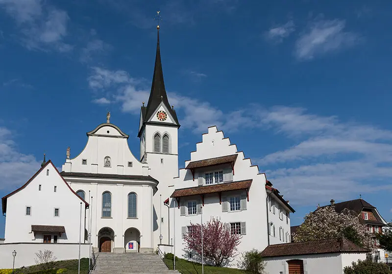 Bettmümpfeli vor der Kirche