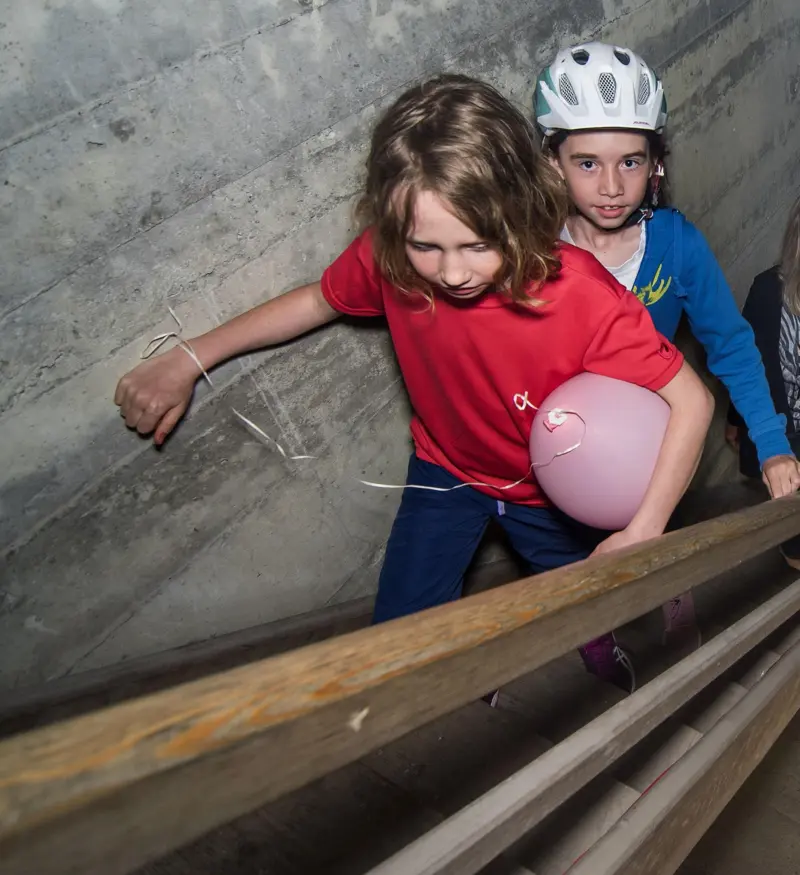 Kirchturmbesteigung mit Ballon und Wunsch in die Nacht