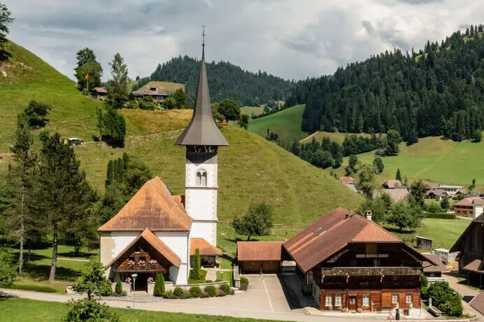 Fröhliches Beisammensein mit Gesang und Musik bei Speis und Trank